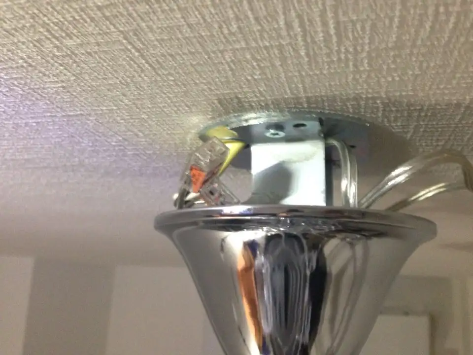 天井からの電気配線に直接繋がっている照明