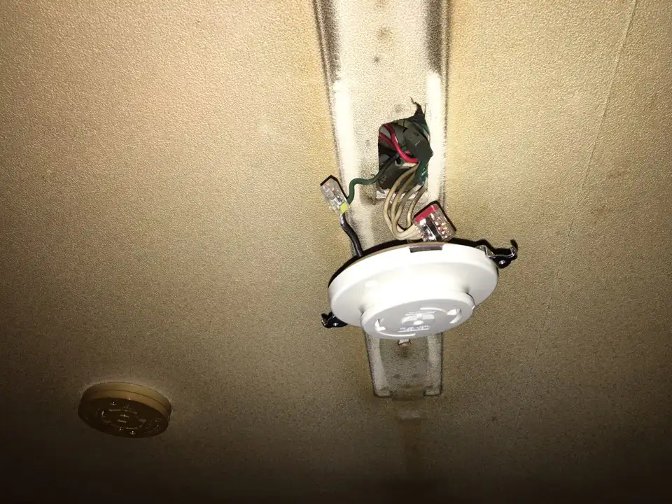 天井からの電気配線と繋がっている照明器具