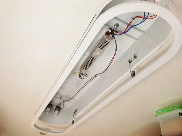 エアコンの電圧調査作業