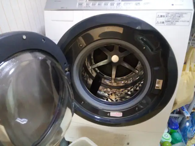 扉を開いたドラム式洗濯機