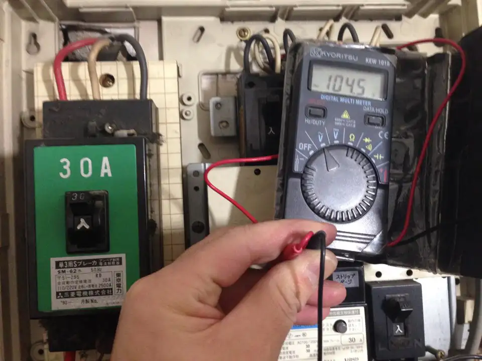 ブレーカー修理作業の様子