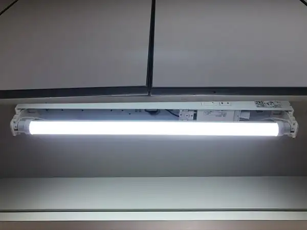 キッチン戸棚に取り付けた蛍光灯ランプ