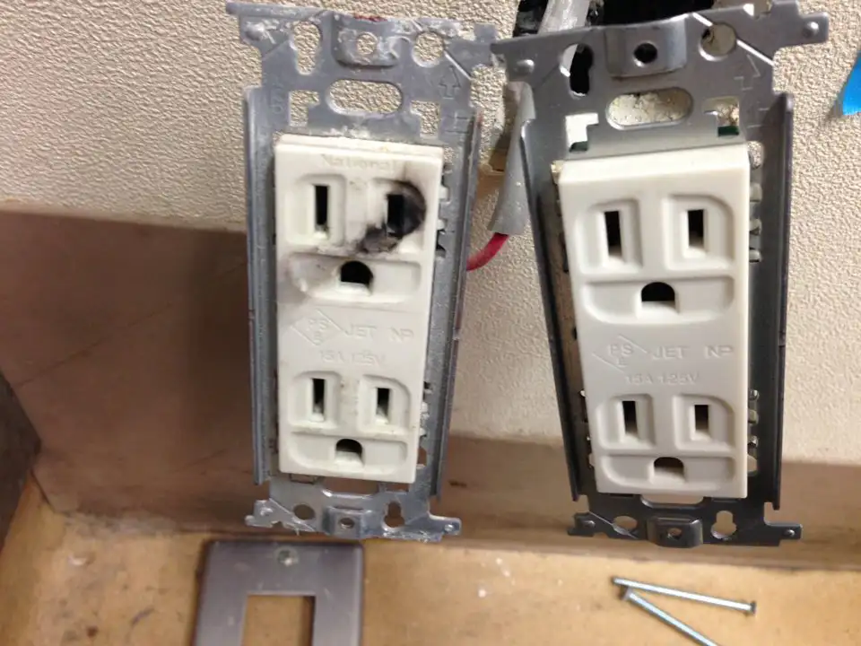 焦げたコンセントの交換作業の様子