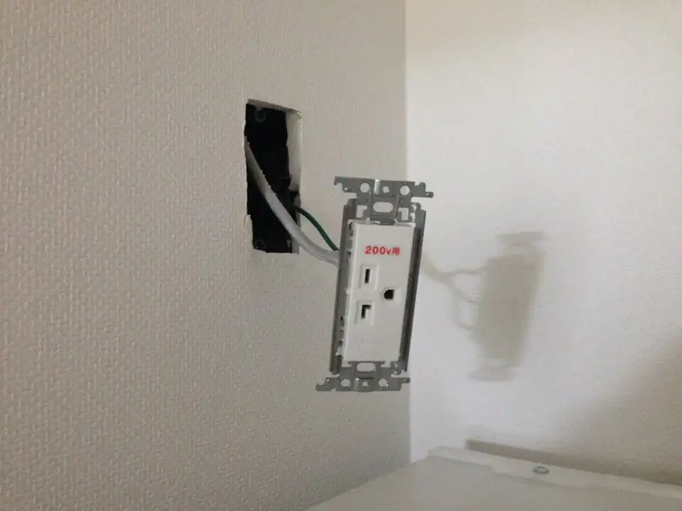 エアコン専用コンセントの増設工事の様子