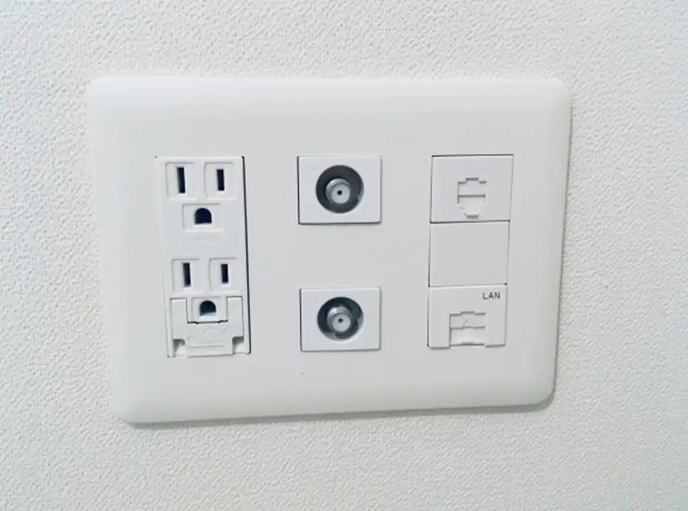 壁に取り付けられた光コンセント