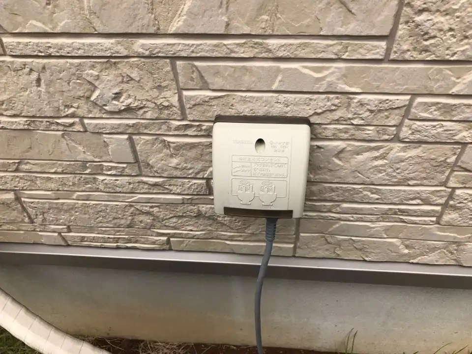 住宅の外壁に取り付けられた屋外コンセント