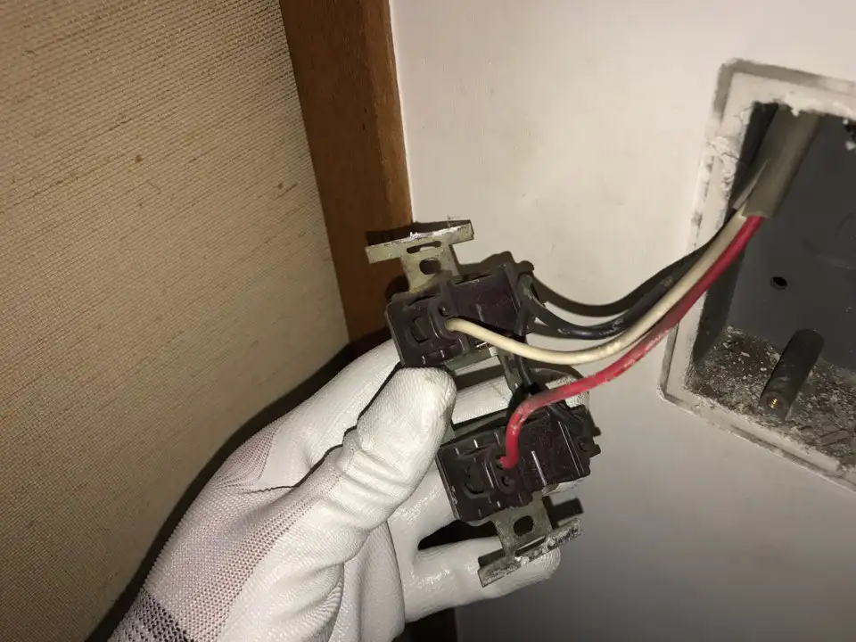 故障したスイッチの修理作業の様子