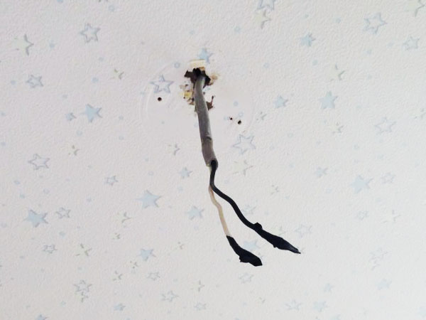 天井から伸びた照明器具の電気配線